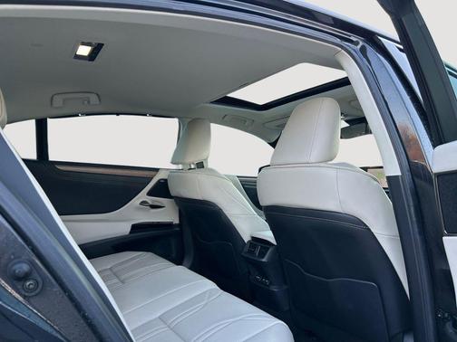 2025 Lexus ES 300h Ultra Luxury