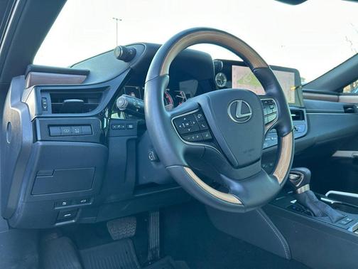 2025 Lexus ES 300h Ultra Luxury