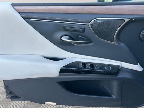 2025 Lexus ES 300h Ultra Luxury