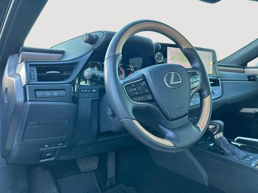 2025 Lexus ES 300h Ultra Luxury