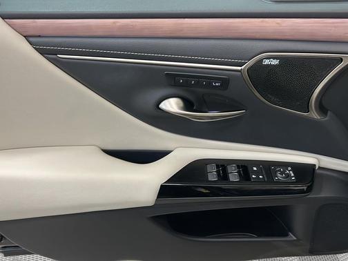 2025 Lexus ES 300h Ultra Luxury