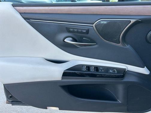 2025 Lexus ES 300h Ultra Luxury