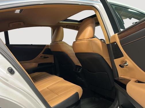 Eminent White Pearl 2024 Lexus ES 300h Ultra Luxury