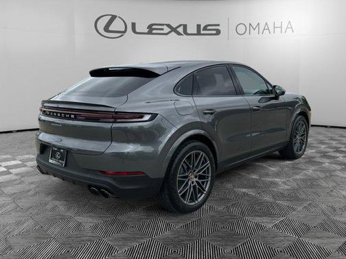 2025 Porsche Cayenne Base w/ Premium Package Plus