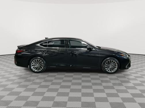 2025 Lexus ES 300h Luxury