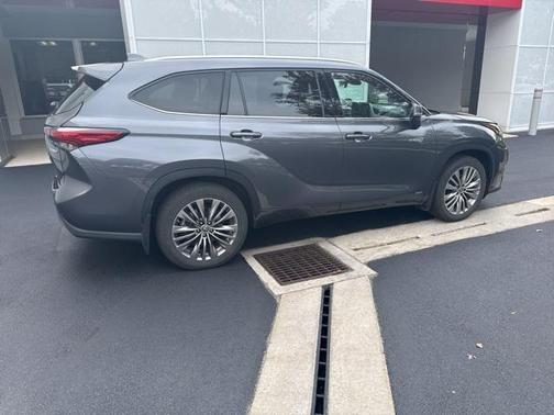 2021 Toyota Highlander Hybrid Platinum