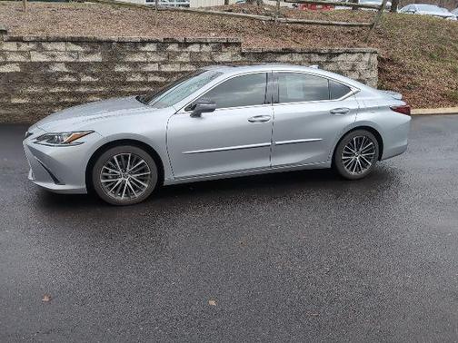 2023 Lexus ES 300h Base