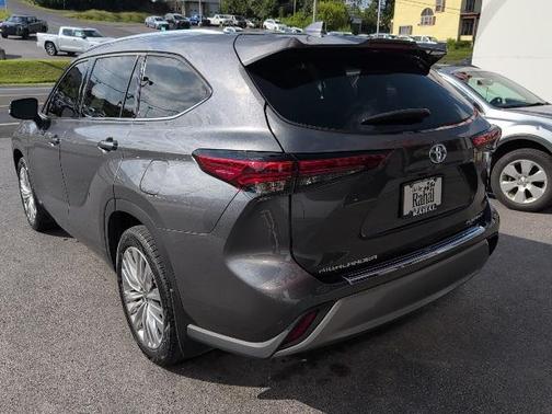 2022 Toyota Highlander Hybrid Platinum