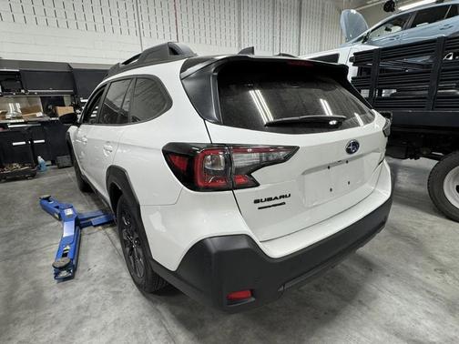 Crystal White Pearl 2025 Subaru Outback Onyx Edition