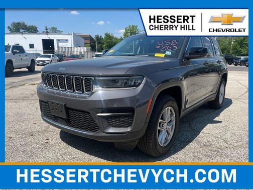 Baltic Gray Metallic Clearcoat 2024 Jeep Grand Cherokee Laredo
