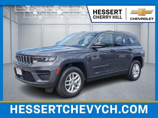 Baltic Gray Metallic Clearcoat 2024 Jeep Grand Cherokee Laredo