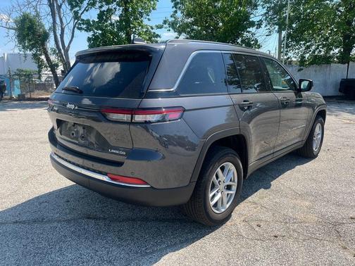 Baltic Gray Metallic Clearcoat 2024 Jeep Grand Cherokee Laredo