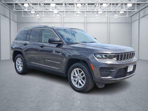 Baltic Gray Metallic Clearcoat 2024 Jeep Grand Cherokee Laredo