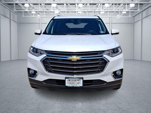 Iridescent Pearl Tricoat 2019 Chevrolet Traverse LT Cloth