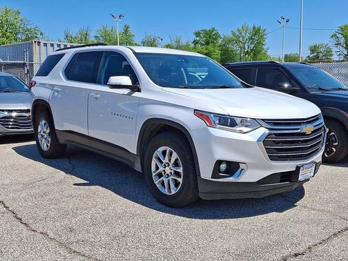 Iridescent Pearl Tricoat 2019 Chevrolet Traverse LT Cloth