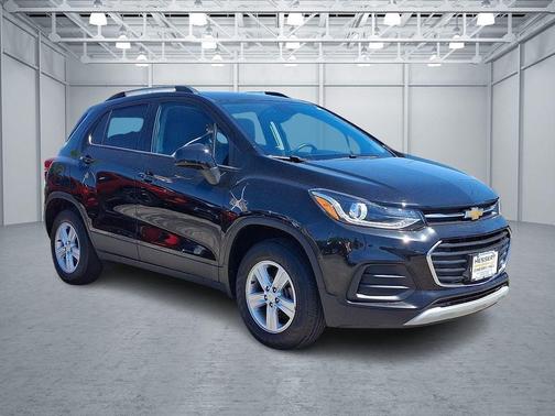 Mosaic Black Metallic 2022 Chevrolet Trax LT