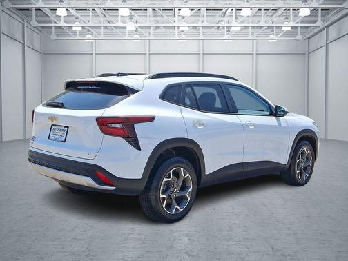 Summit White 2025 Chevrolet Trax LT