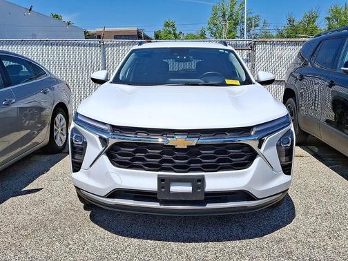 Summit White 2025 Chevrolet Trax LT
