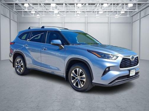 Moon Dust 2023 Toyota Highlander XLE