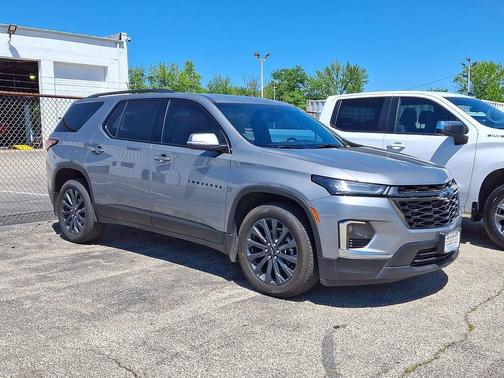 Sterling Gray Metallic 2023 Chevrolet Traverse RS