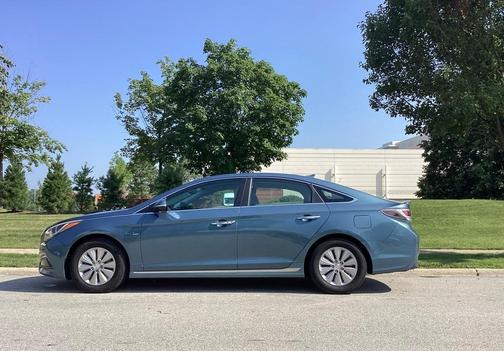 2016 Hyundai SONATA Hybrid SE