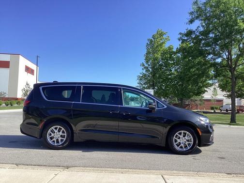 2023 Chrysler Pacifica Touring-L