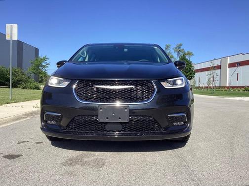 2023 Chrysler Pacifica Touring-L