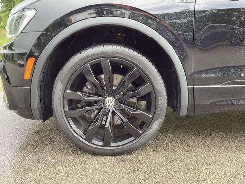 Deep Black Pearl Effect 2021 Volkswagen Tiguan 2.0T SE R-Line Black