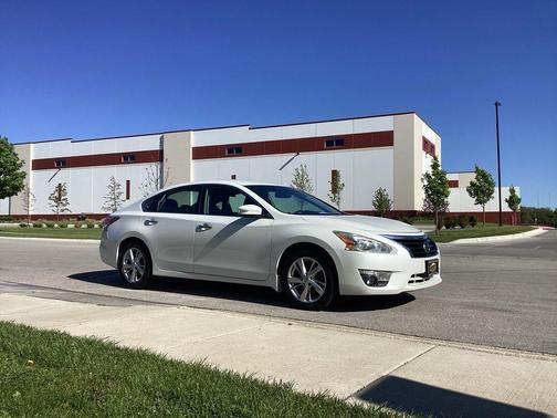 Pearl White 2014 Nissan Altima 2.5 SL