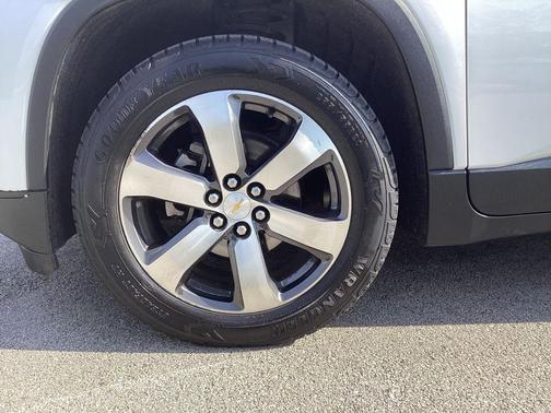 Iridescent Pearl Tricoat 2018 Chevrolet Traverse LT Leather