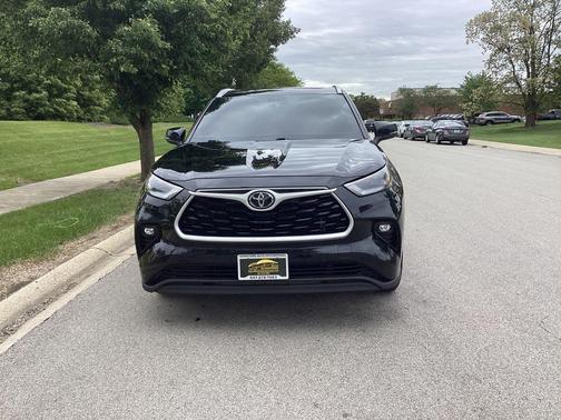 Midnight Black Metallic 2022 Toyota Highlander XLE
