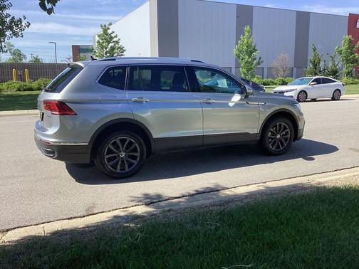 Pyrite Silver Metallic 2022 Volkswagen Tiguan 2.0T SE