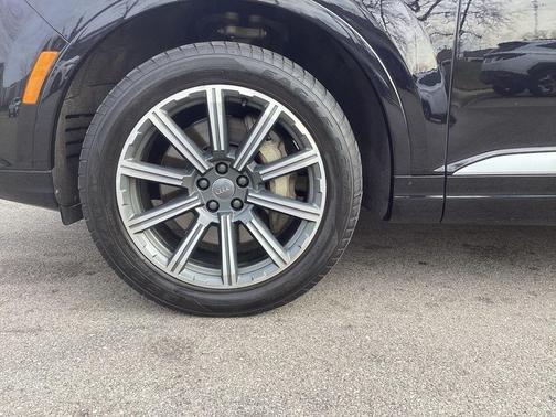 Orca Black Metallic 2017 Audi Q7 3.0T Premium Plus