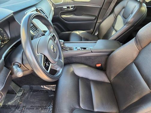 2020 Volvo XC90 T6 Momentum