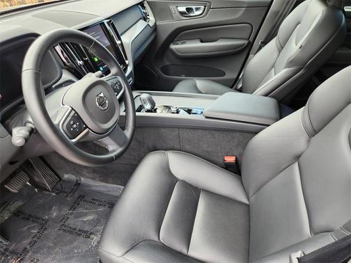 2025 Volvo XC60 B5 Core