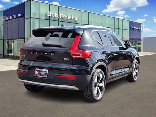 2025 Volvo XC40 B5 Plus Bright Theme