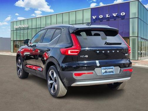 2025 Volvo XC40 B5 Plus Bright Theme