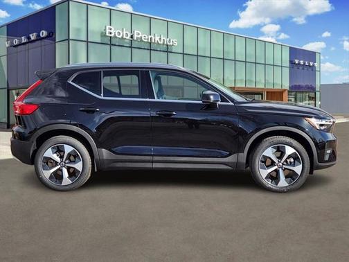2025 Volvo XC40 B5 Plus Bright Theme
