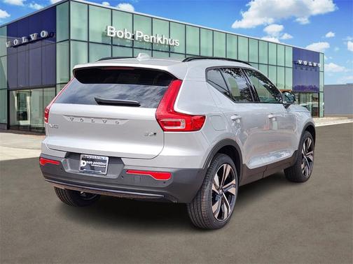 2025 Volvo XC40 B5 Ultra Dark Theme