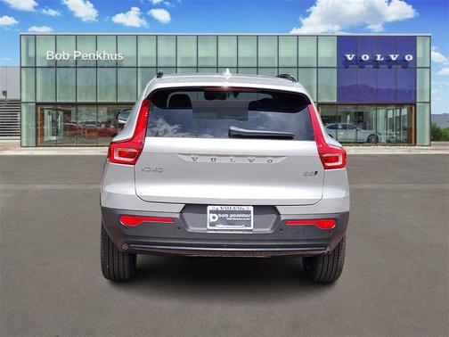 2025 Volvo XC40 B5 Ultra Dark Theme
