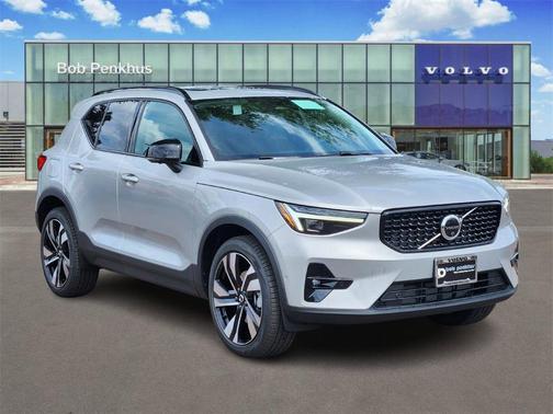 2025 Volvo XC40 B5 Ultra Dark Theme