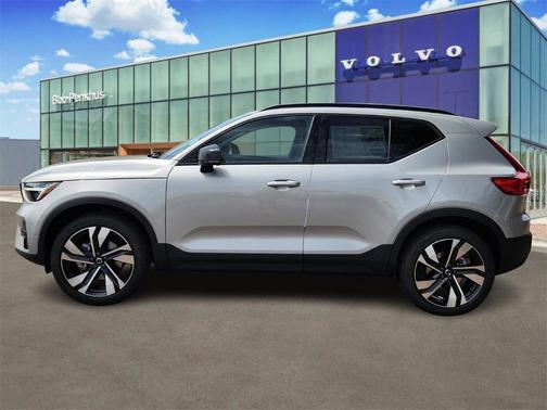 2025 Volvo XC40 B5 Ultra Dark Theme