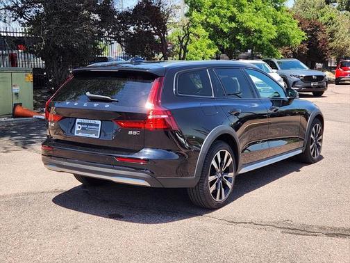 2024 Volvo V60 Cross Country B5 Ultimate