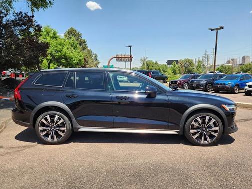 2024 Volvo V60 Cross Country B5 Ultimate