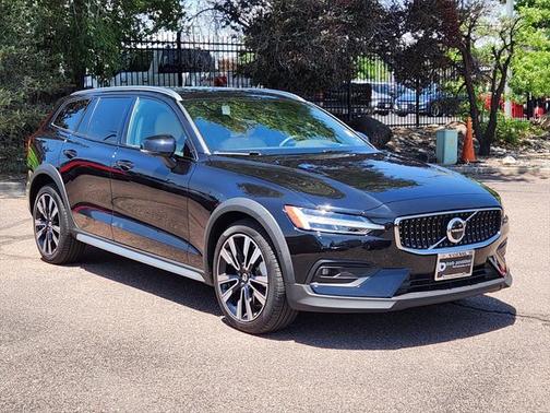 2024 Volvo V60 Cross Country B5 Ultimate