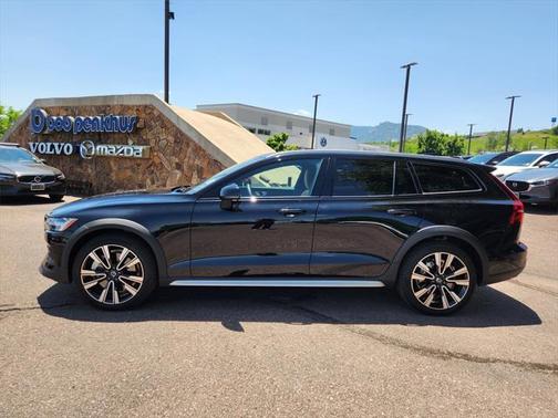 2024 Volvo V60 Cross Country B5 Ultimate