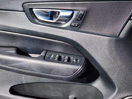 2023 Volvo XC60 Recharge Plug-In Hybrid T8 Plus Dark Theme