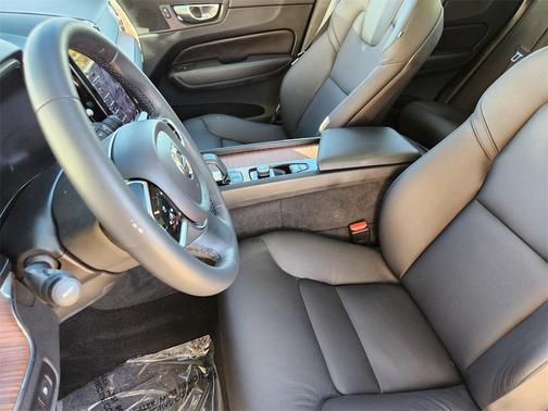 2023 Volvo XC60 Recharge Plug-In Hybrid T8 Plus Dark Theme