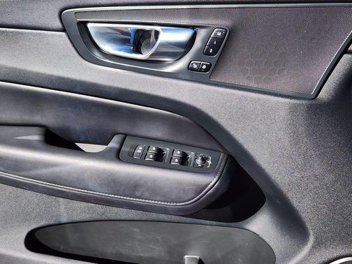 2023 Volvo XC60 Recharge Plug-In Hybrid T8 Plus Dark Theme