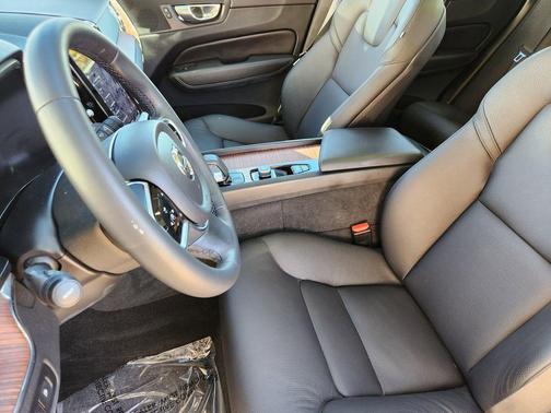 2023 Volvo XC60 Recharge Plug-In Hybrid T8 Plus Dark Theme